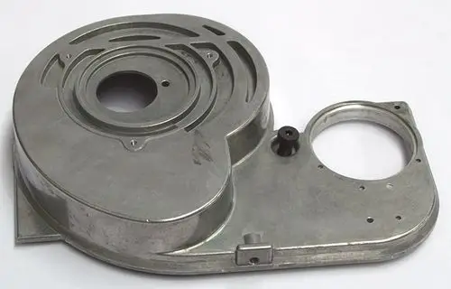 Gehäusedeckel aus Metall für Heizsysteme, gefertigt von Daikin, mit Ausschnitten und Befestigungspunkten. Ideal für spezifische Heizgeräte.